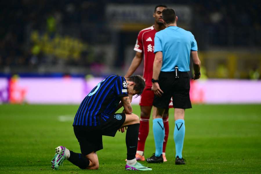 Francesco Acerbi in ginocchio Francesco Acerbi in ginocchio