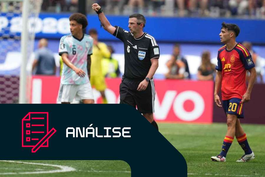 Michael Oliver durante os quartos de final do Mundial entre Espanha e Bélgica