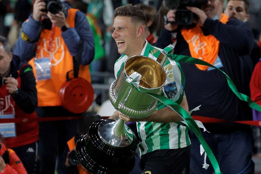 Joaquin van Real Betis viert feest met de trofee na het winnen van de Copa del Rey in 2022.