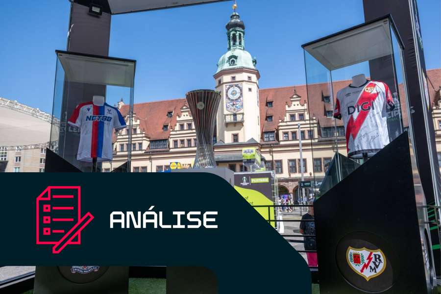 O troféu da Liga Conferência em exibição em Leipzig
