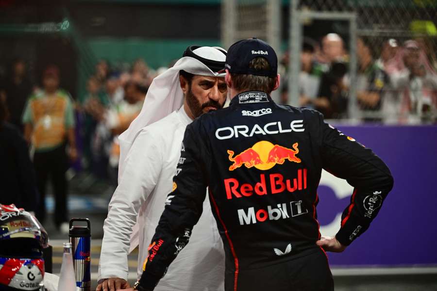 Max Verstappen e Mohammed Ben Sulayem parlano durante il GP d’Arabia Saudita dello scorso 20 aprile a Jeddah.
