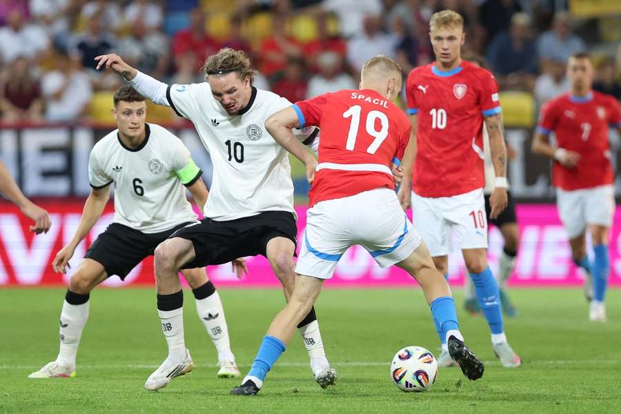 Torschütze Nick Woltemade (l.) kämpft im Spiel gegen Tschechien um den Ball
