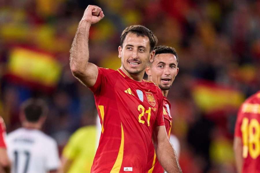 Mikel Oyarzábal celebra su gol con Yeremy Pino