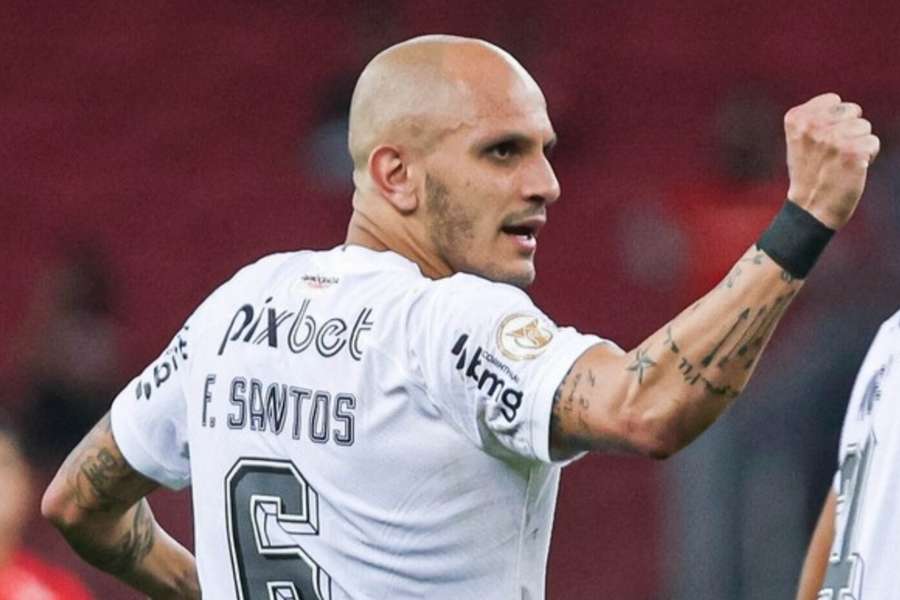 Fábio Santos fez o segundo gol do Corinthians no Beira-Rio