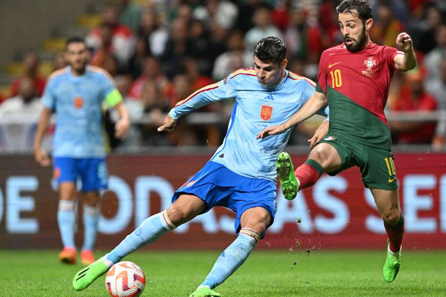 Morata, ante Bernardo Silva en el Portugal-España de la Nations League 2022-2023