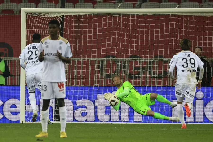 Kasper Schmeichel potvrdil svoju extratriedu, keď zlikvidoval penaltu Baloguna. Udržal si ôsme čisté konto.