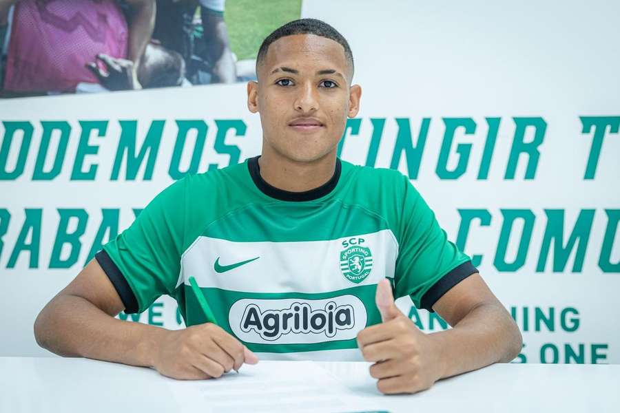 Luís Gustavo assina contrato profissional com o Sporting