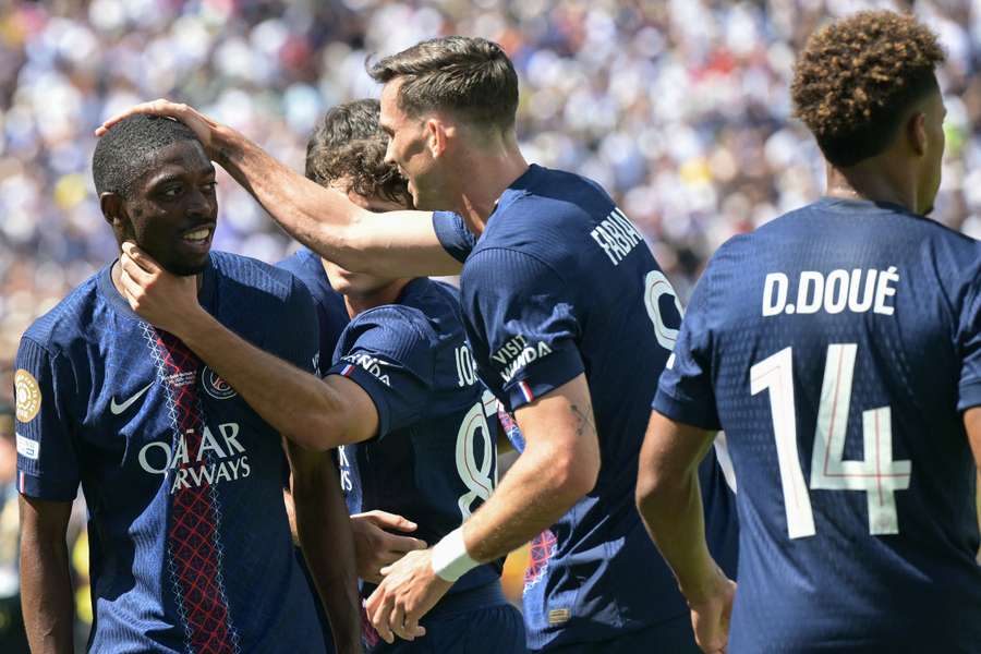 Fabián felicita a Dembélé tras el 2-0 del PSG