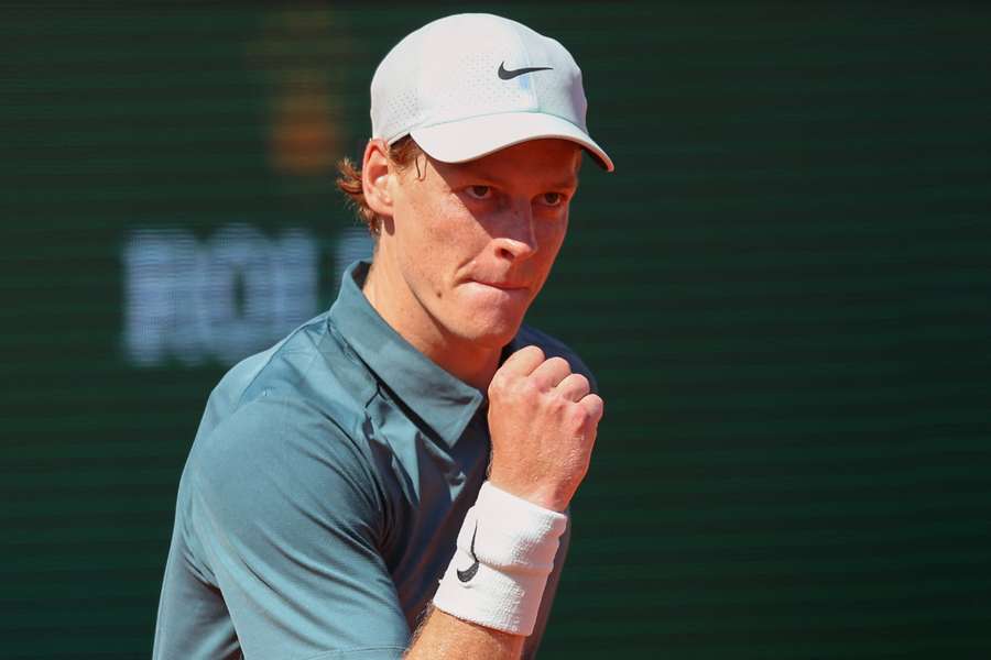 Sinner celebra un punto ante Machac con gesto serio Sinner celebra un punto ante Machac con gesto serio