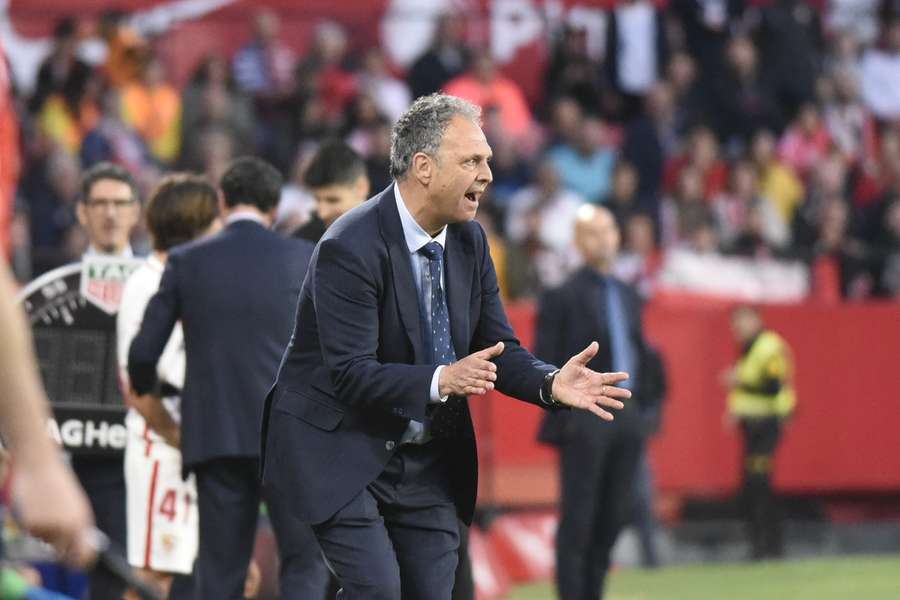 Caparrós, cuando entrenaba al Sevilla.