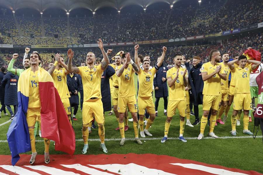Roemenië viert de groepswinst met de eigen fans
