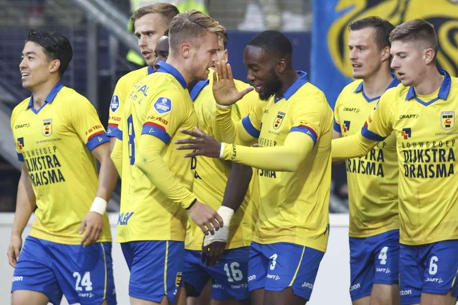 Spelers van Cambuur vieren het openingsdoelpunt van Jamie Jacobs in de Friese derby