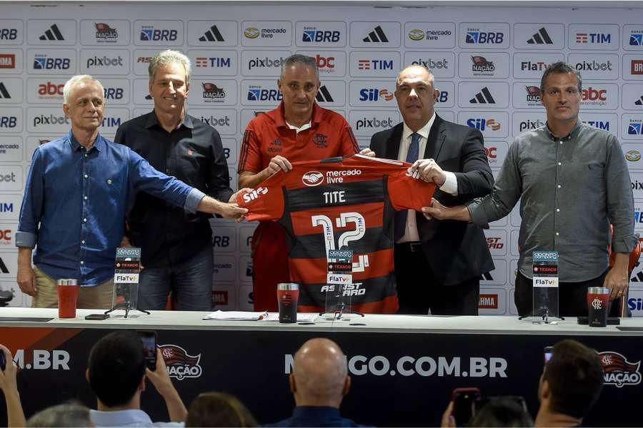 Diretoria do Flamengo apresenta Tite como novo treinador