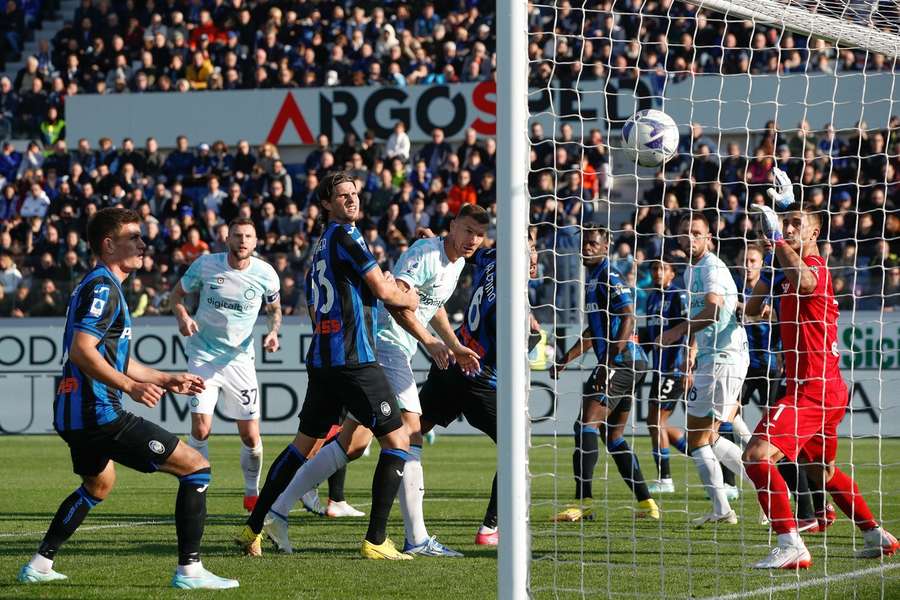 Hateboer (3L) en De Vrij (3R) zien hoe José Luis Palomino (5L) met een eigen doelpunt de stand op 1-3 brengt voor Inter op 13 november