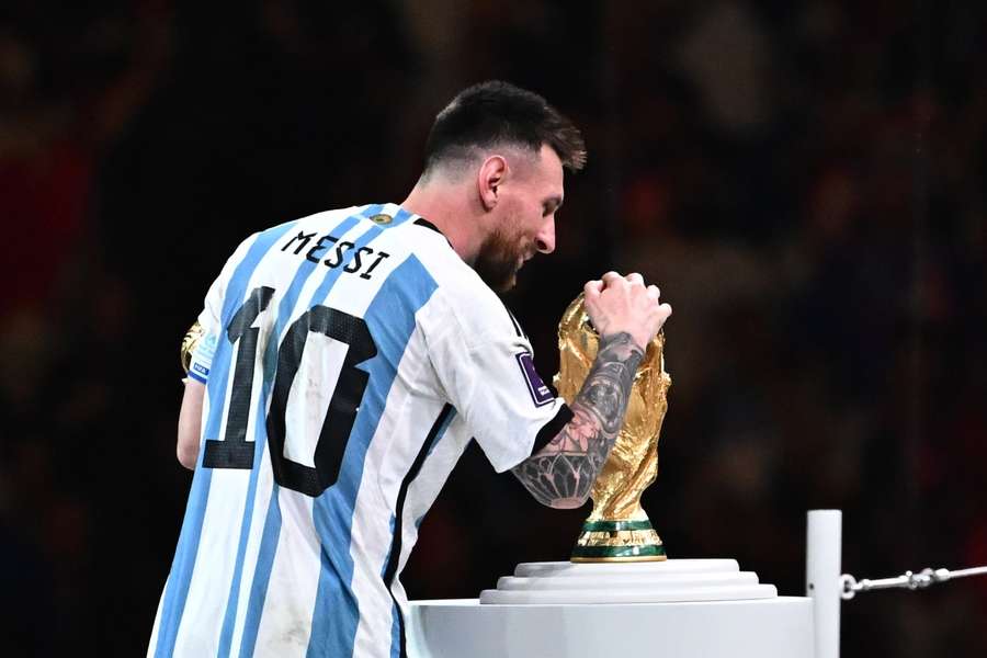 Messi segue com a seleção argentina após o tricampeonato mundial