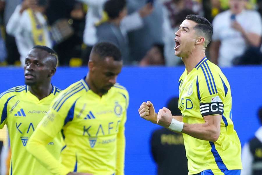 Cristiano Ronaldo świętujący gola w stronę swojej partnerki i mamy, które zasiadły na trybunach 