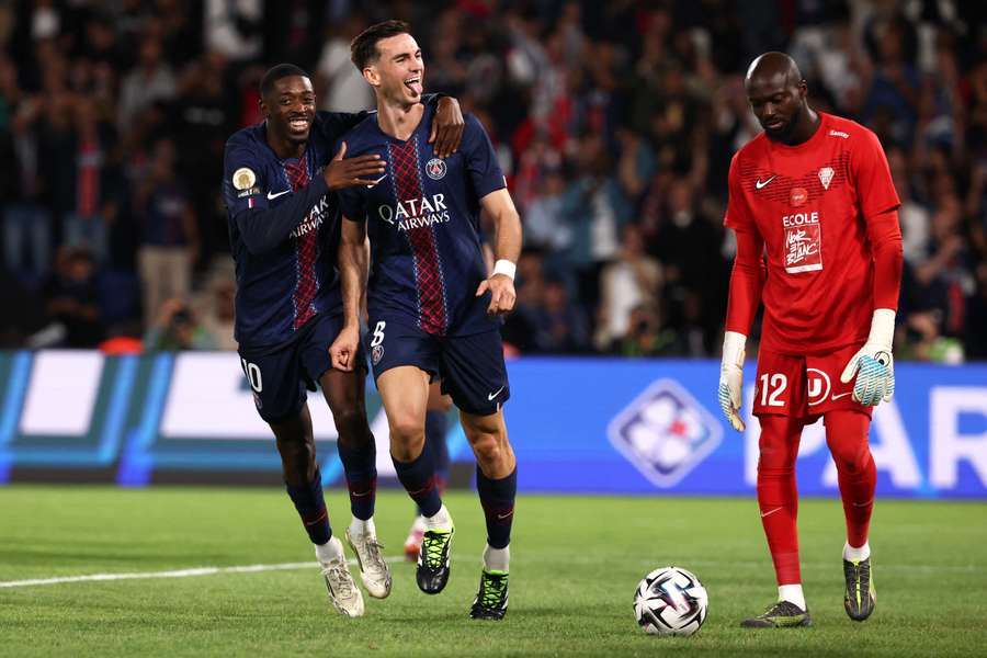 Le milieu espagnol du PSG Fabián Ruiz célèbre son but avec Ousmane Dembélé lors du match face à Angers au Parc des Princes, le 22 août 2025.