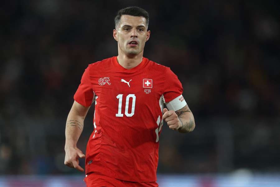 Granit Xhaka din Elveția privește în timpul meciului internațional amical dintre Elveția și Germania Granit Xhaka din Elveția privește în timpul meciului internațional amical dintre Elveția și Germania