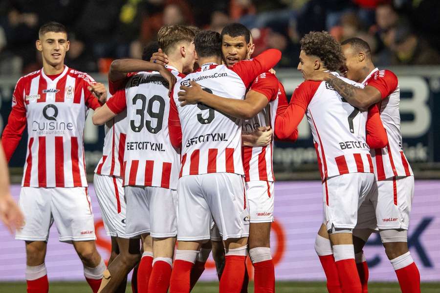 Top Oss viert een doelpunt tegen Cambuur