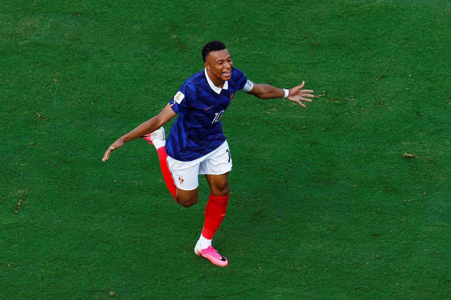 Mbappé oslavuje gól do siete Švédska. Mbappé oslavuje gól do siete Švédska.