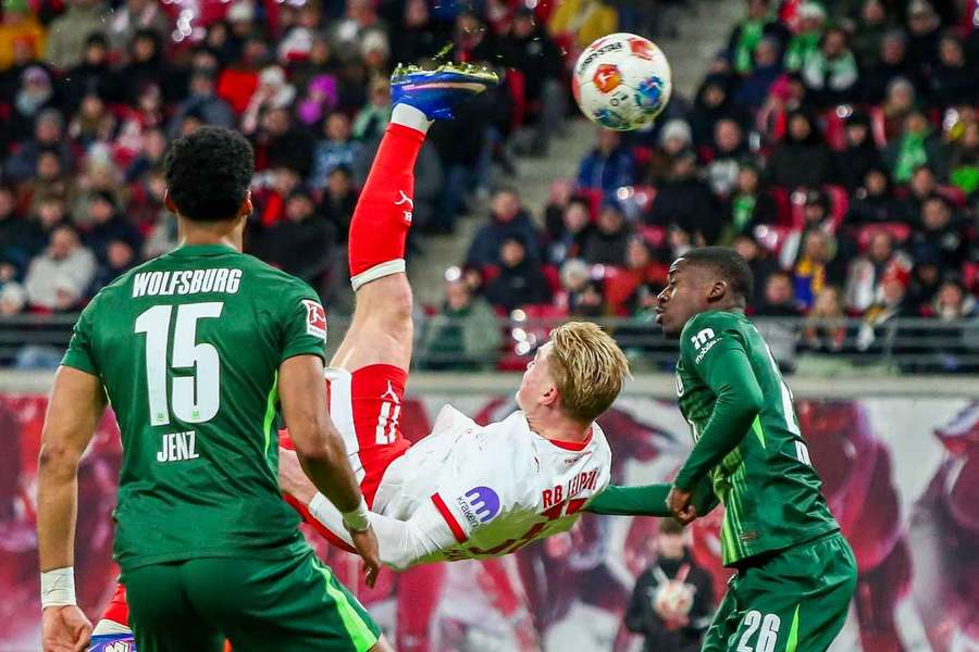 Conrad Harder na tentativa de bicicleta diante do Wolfsburgo Conrad Harder na tentativa de bicicleta diante do Wolfsburgo