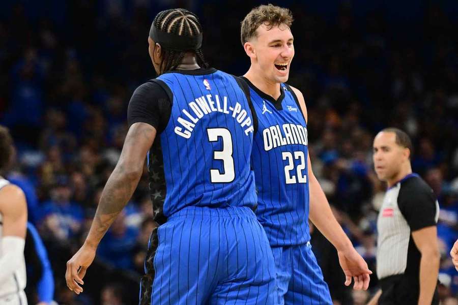 Franz Wagner (r.) in Jubelpose mit seinem Teamkollegen Kentavious Caldwell-Pope.