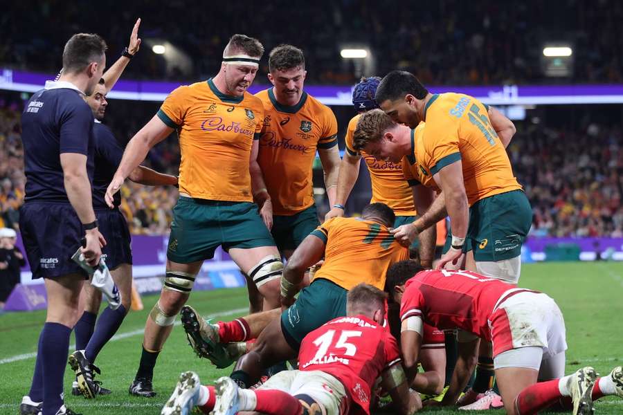 Filipo Daugunu of Australia scores a try