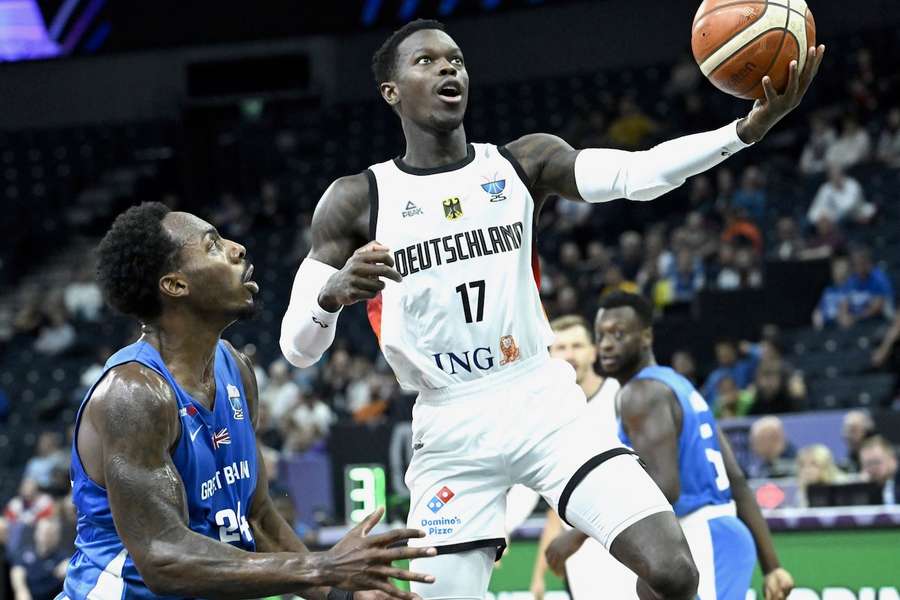 Dennis Schröder und die deutsche Nationalmannschaft feiern einen klaren Sieg über Großbritannien. Dennis Schröder und die deutsche Nationalmannschaft feiern einen klaren Sieg über Großbritannien.