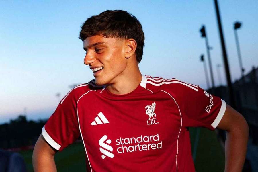 Giovanni Leoni con la camiseta de los Reds