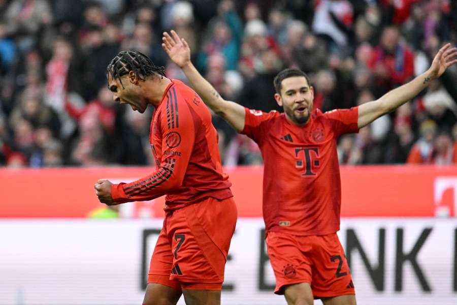 Raphael Guerreiro bejubelt Serge Gnabrys Treffer zum 4:0.