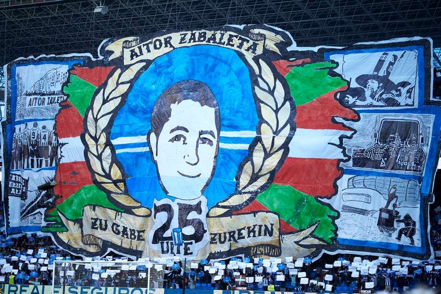 Tifo que recuerda a Aitor Zabaleta