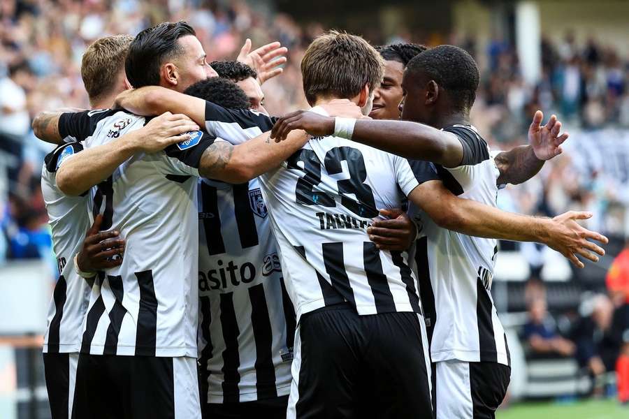 Heracles Almelo viert een doelpunt in het thuisduel met Willem II