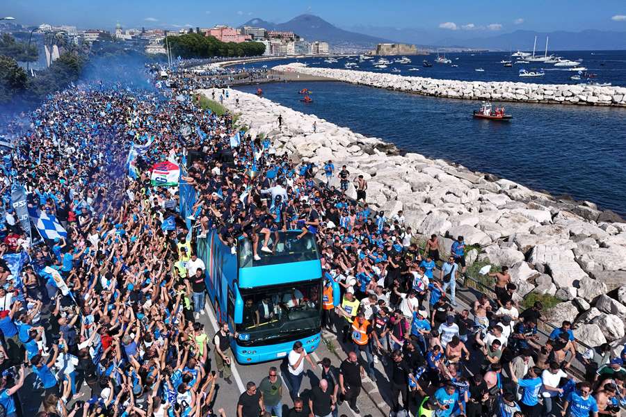 Aficionados del Nápoles celebrando el título