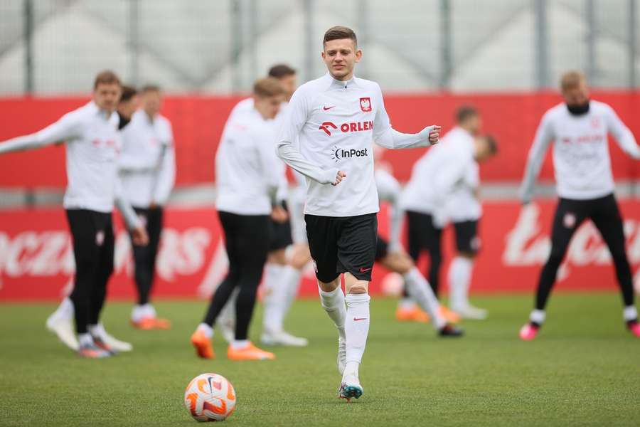 Sebastian Szymański a trabalhar com a seleção polaca