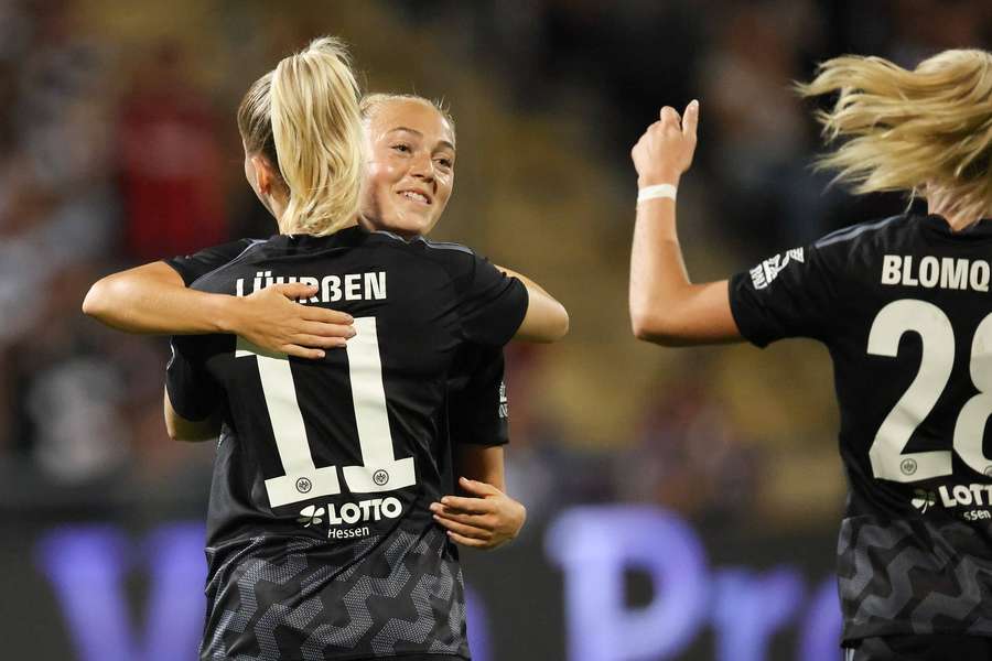 Jubel bei den Eintracht-Damen Jubel bei den Eintracht-Damen