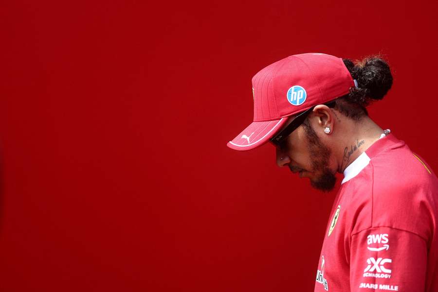 Lewis Hamilton plimbându-se prin paddock la Marele Premiu al Ungariei