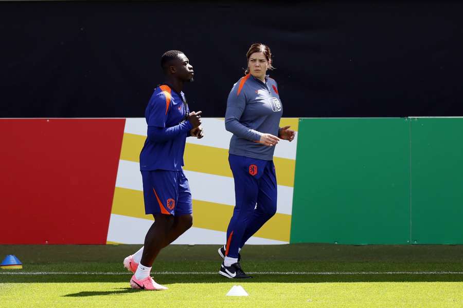 Brian Brobbey traint momenteel apart van de groep