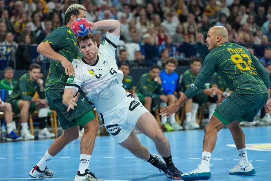 DHB-Kapitän Johannes Golla am Ball (M.)