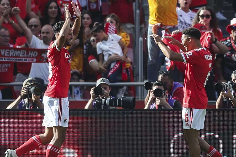 Gonçalo Ramos festeja o golo com Alexander Bah