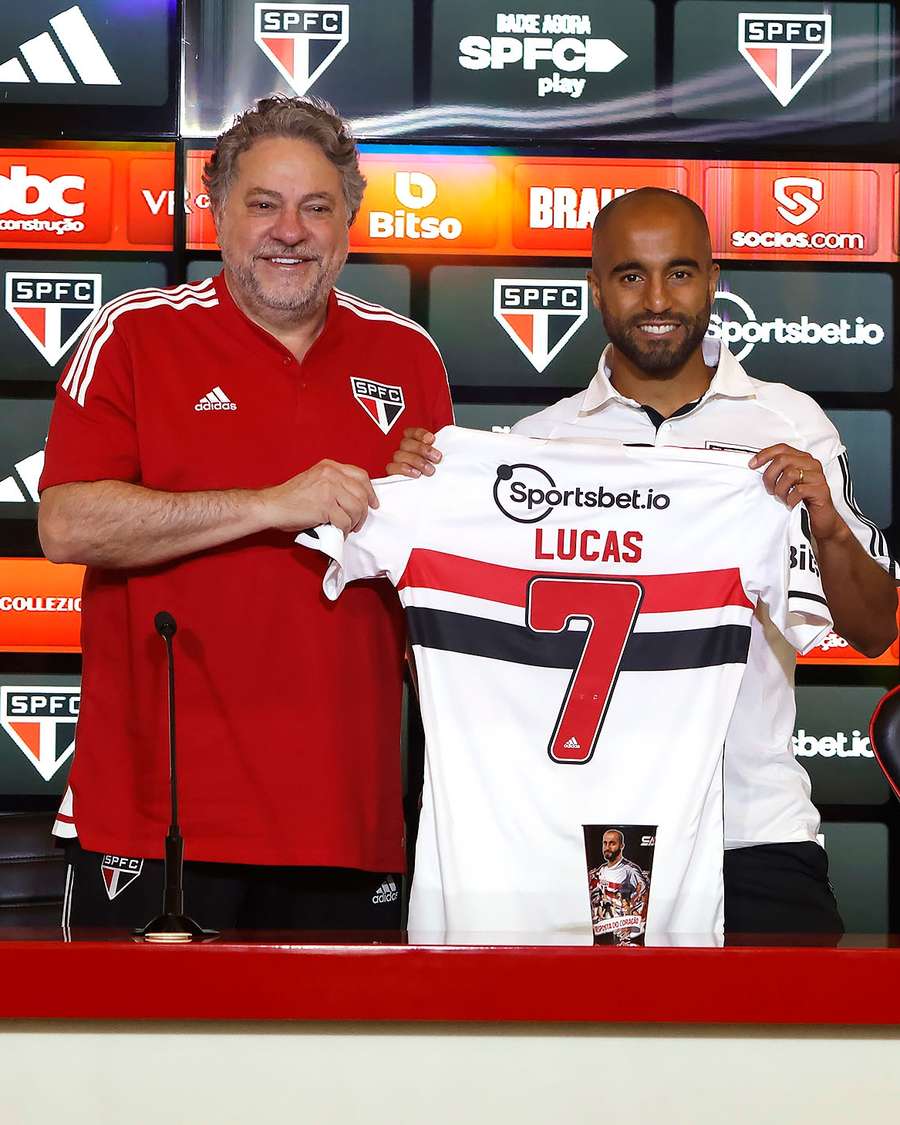 Lucas Moura ao lado do presidente Julio Casares