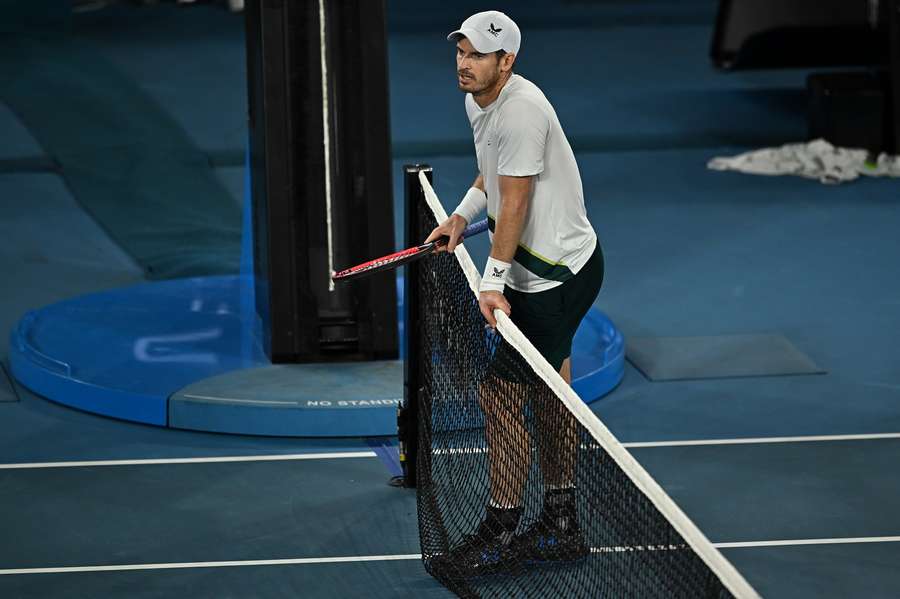AO: Djokovic trotz Verletzung in drei Sätzen durch - Murray streicht die Segel