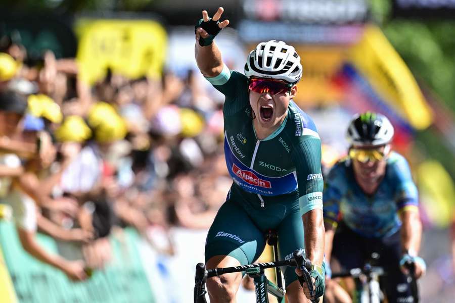 Tour de France, triplo sprint vincente per Philipsen, che brucia tutti a Bordeaux
