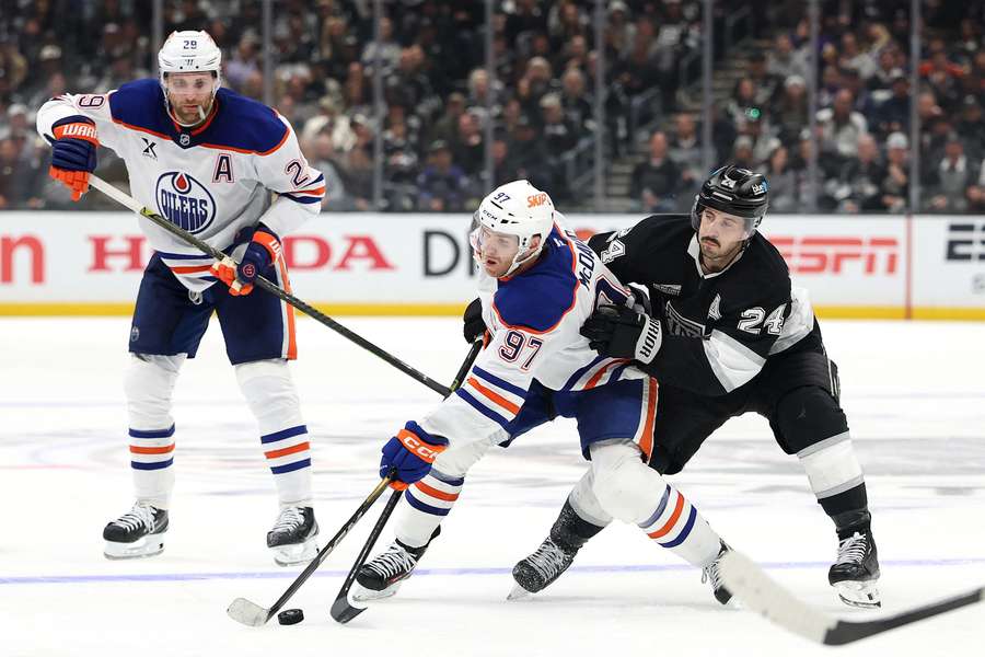 Oilers-Superstars Draisaitl und McDavid mit Kings-Doppelpacker Danault.