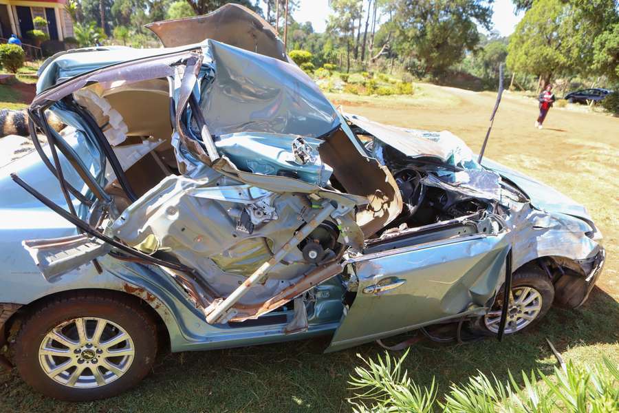 Carro envolvido no acidente ficou bastante destruído Carro envolvido no acidente ficou bastante destruído