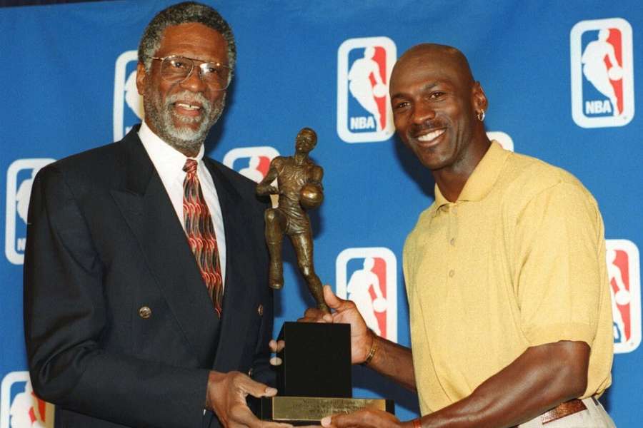 Bill Russell (l.) überreichte Michael Jordan 1998 seine fünfte MVP-Trophäe.