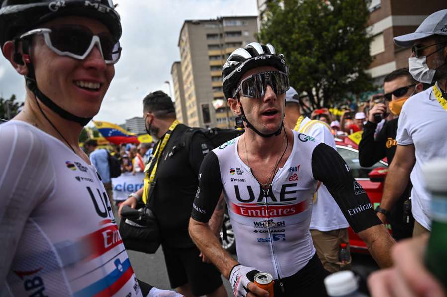 Adam Yates aux côtés de Tadej Pogacar après sa victoire.