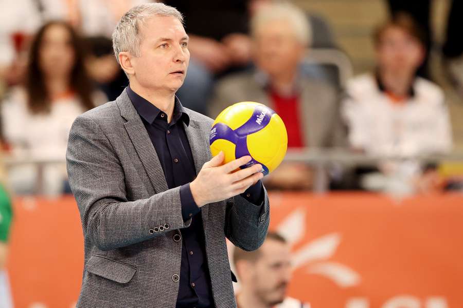 Jastrzębie-Zdrój, 22.03.2026. Trener JSW Jastrzębskiego Węgla Andrzej Kowal podczas meczu 14. kolejki Ekstraklasy siatkarzy z Indykpolem AZS Olsztyn.