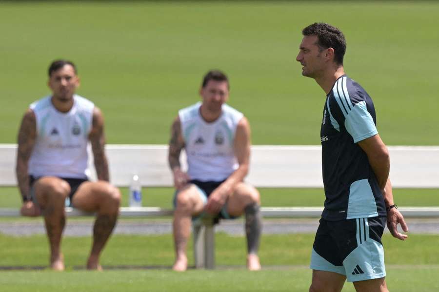 Paredes, alături de Messi în fundal Paredes, alături de Messi în fundal