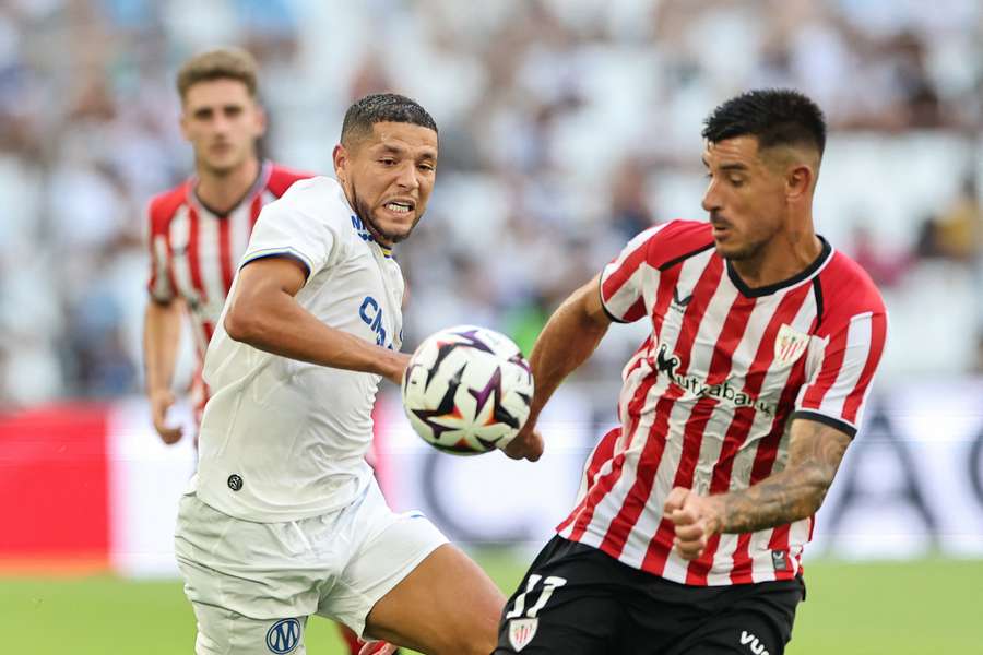 Yuri lucha por controlar el balón ante la presencia de Harit