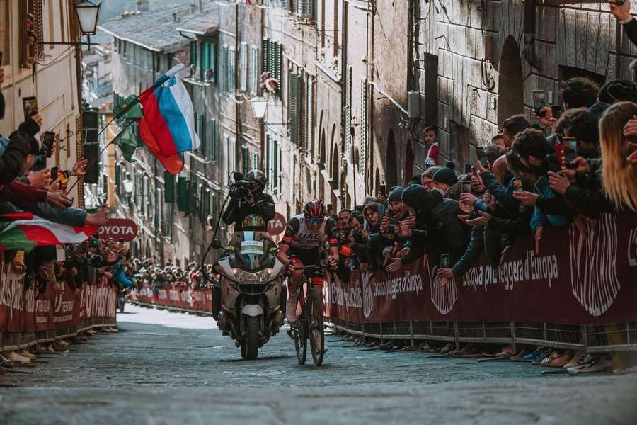 Tadej Pogacar harkt zichzelf een weg naar boven in Siena (2022)